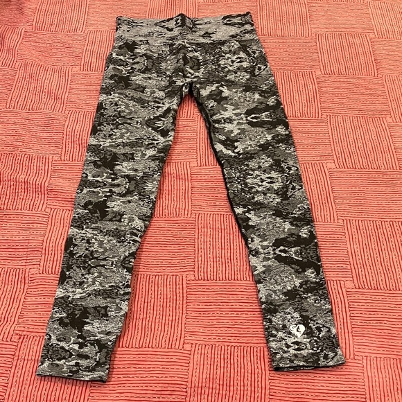 Womens Best brand medium Gray Camouflage Leggings - Picture 14 of 16